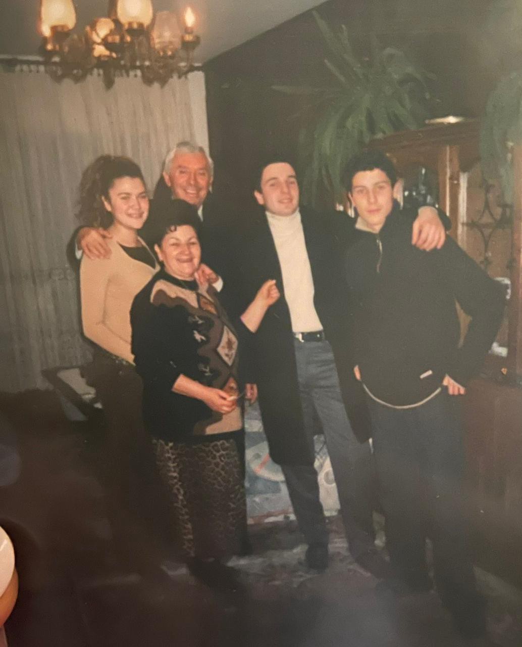Familja Abazoviq, nga e majta në të djathtë, nëna Fadilja, motra Sanela, babai Xhaudeti, vëllai Xhihani dhe Dritan Abazoviqi. Foto kortezi e Sanela Abazoviq