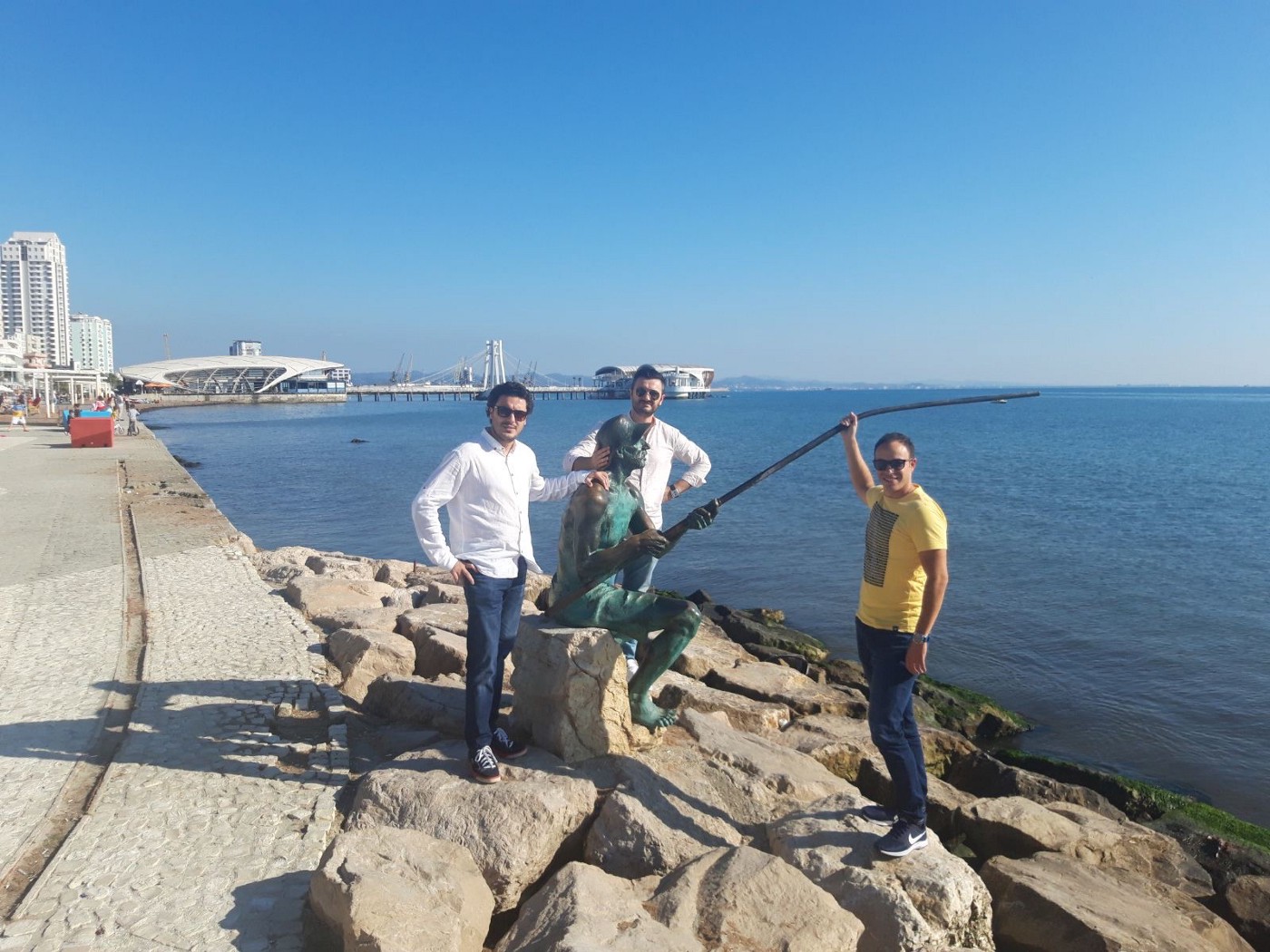Abazoviq me miqtë e tij Ilir Harasani dhe Omer Bajraktari në Durrës, 2019. Foto kortezi e Mustafa Cankës