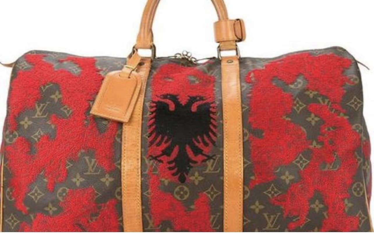 Louis Vuitton” hodhi në treg çantën me flamurin shqiptar për 9.900 euro,  reagon Rama – Abc News