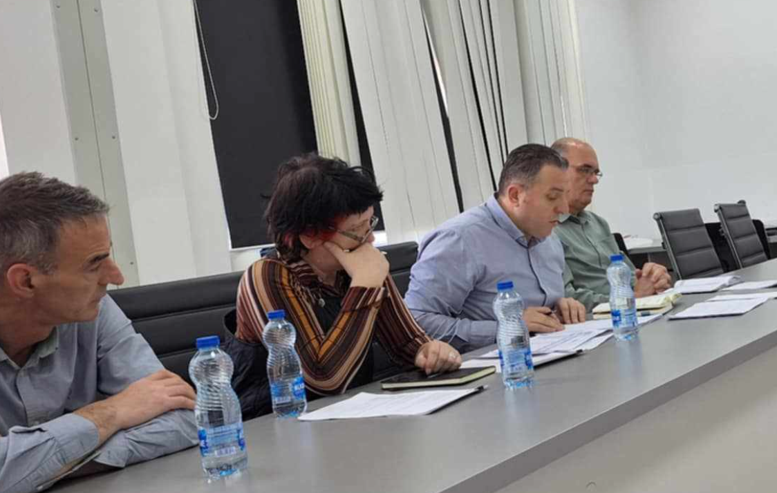 Komisioni Vlerësues: Zenel Kuqi (i pari majtas në fotografi), Mukadeze Mustafa, Ardian Shefkiu dhe Mentor Zejnullahu